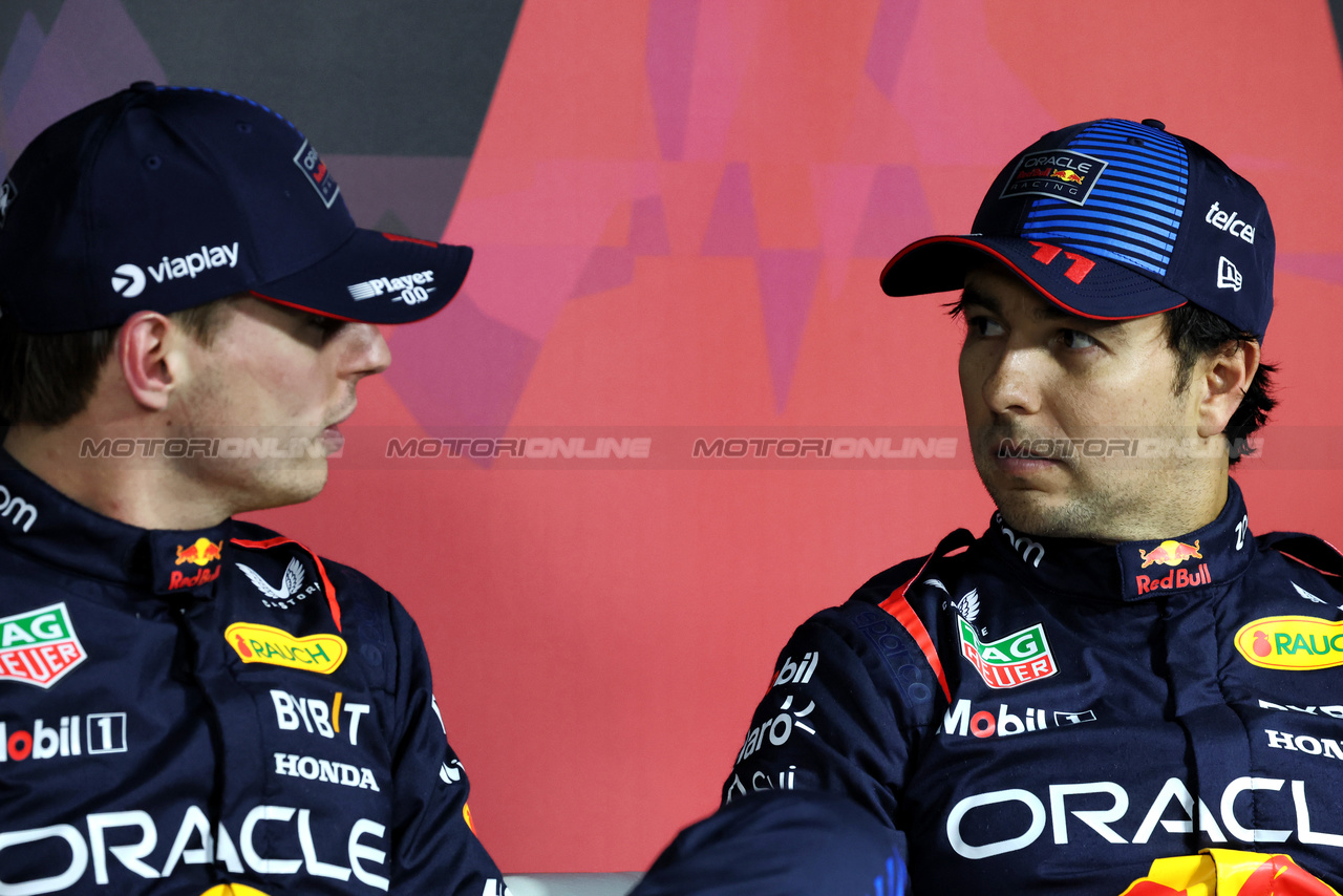 GP ARABIA SAUDITA, (L to R): Max Verstappen (NLD) Red Bull Racing e team mate Sergio Perez (MEX) Red Bull Racing in the post qualifying FIA Press Conference.

08.03.2024. Formula 1 World Championship, Rd 2, Saudi Arabian Grand Prix, Jeddah, Saudi Arabia, Qualifiche Day.

- www.xpbimages.com, EMail: requests@xpbimages.com © Copyright: Bearne / XPB Images