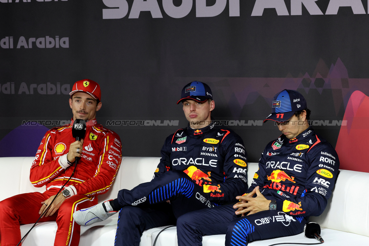 GP ARABIA SAUDITA, (L to R): Charles Leclerc (MON) Ferrari; Max Verstappen (NLD) Red Bull Racing; e Sergio Perez (MEX) Red Bull Racing, in the post qualifying FIA Press Conference.

08.03.2024. Formula 1 World Championship, Rd 2, Saudi Arabian Grand Prix, Jeddah, Saudi Arabia, Qualifiche Day.

- www.xpbimages.com, EMail: requests@xpbimages.com © Copyright: Bearne / XPB Images