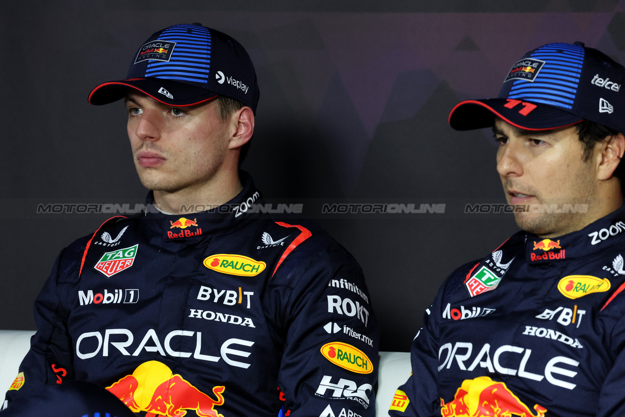 GP ARABIA SAUDITA, (L to R): Max Verstappen (NLD) Red Bull Racing e team mate Sergio Perez (MEX) Red Bull Racing in the post qualifying FIA Press Conference.

08.03.2024. Formula 1 World Championship, Rd 2, Saudi Arabian Grand Prix, Jeddah, Saudi Arabia, Qualifiche Day.

- www.xpbimages.com, EMail: requests@xpbimages.com © Copyright: Bearne / XPB Images