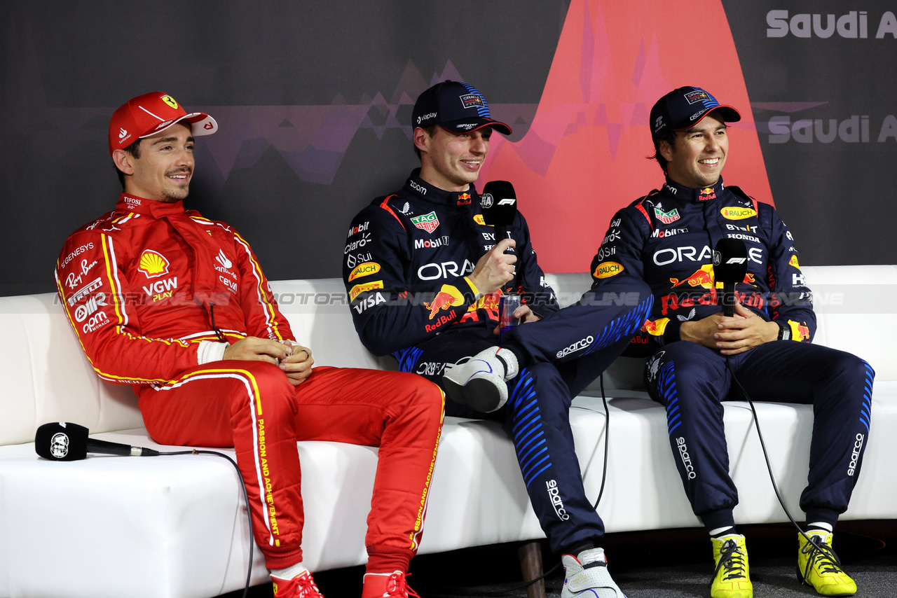 GP ARABIA SAUDITA, (L to R): Charles Leclerc (MON) Ferrari; Max Verstappen (NLD) Red Bull Racing; e Sergio Perez (MEX) Red Bull Racing, in the post qualifying FIA Press Conference.

08.03.2024. Formula 1 World Championship, Rd 2, Saudi Arabian Grand Prix, Jeddah, Saudi Arabia, Qualifiche Day.

- www.xpbimages.com, EMail: requests@xpbimages.com © Copyright: Bearne / XPB Images
