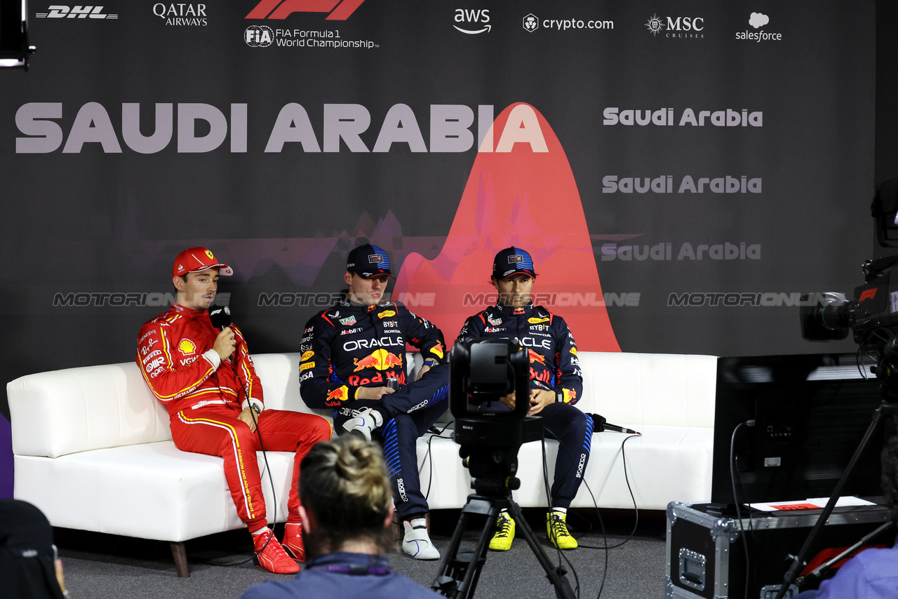 GP ARABIA SAUDITA, (L to R): Charles Leclerc (MON) Ferrari; Max Verstappen (NLD) Red Bull Racing; e Sergio Perez (MEX) Red Bull Racing, in the post qualifying FIA Press Conference.

08.03.2024. Formula 1 World Championship, Rd 2, Saudi Arabian Grand Prix, Jeddah, Saudi Arabia, Qualifiche Day.

- www.xpbimages.com, EMail: requests@xpbimages.com © Copyright: Bearne / XPB Images