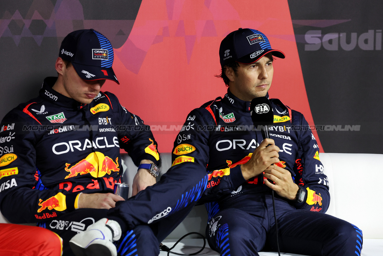 GP ARABIA SAUDITA, (L to R): Max Verstappen (NLD) Red Bull Racing e team mate Sergio Perez (MEX) Red Bull Racing in the post qualifying FIA Press Conference.

08.03.2024. Formula 1 World Championship, Rd 2, Saudi Arabian Grand Prix, Jeddah, Saudi Arabia, Qualifiche Day.

- www.xpbimages.com, EMail: requests@xpbimages.com © Copyright: Bearne / XPB Images