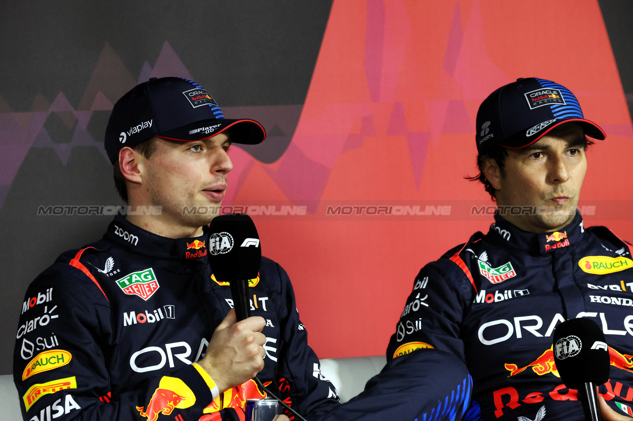 GP ARABIA SAUDITA, (L to R): Max Verstappen (NLD) Red Bull Racing e team mate Sergio Perez (MEX) Red Bull Racing in the post qualifying FIA Press Conference.

08.03.2024. Formula 1 World Championship, Rd 2, Saudi Arabian Grand Prix, Jeddah, Saudi Arabia, Qualifiche Day.

- www.xpbimages.com, EMail: requests@xpbimages.com © Copyright: Bearne / XPB Images
