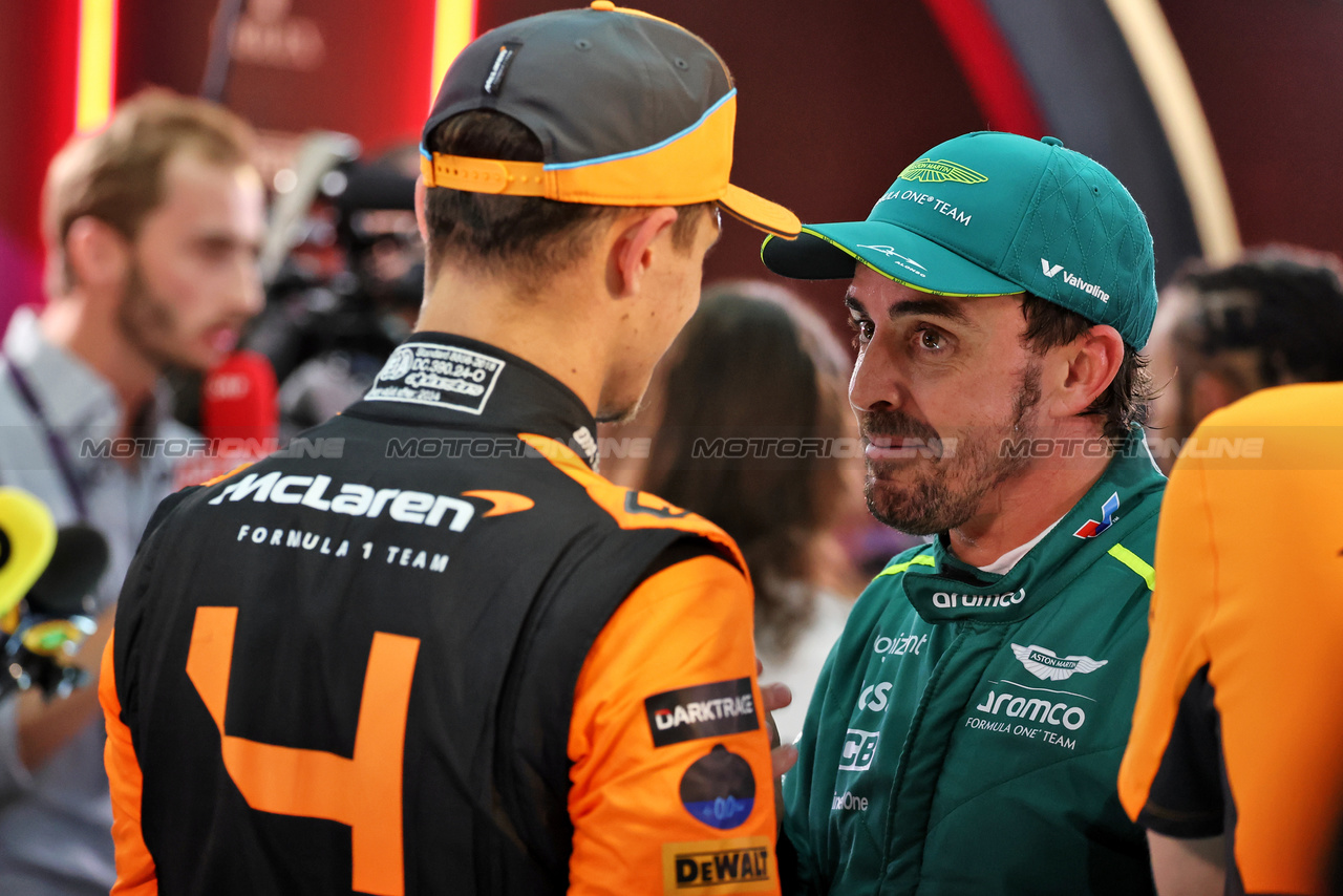 GP ARABIA SAUDITA, (L to R): Lando Norris (GBR) McLaren with Fernando Alonso (ESP) Aston Martin F1 Team.

08.03.2024. Formula 1 World Championship, Rd 2, Saudi Arabian Grand Prix, Jeddah, Saudi Arabia, Qualifiche Day.

- www.xpbimages.com, EMail: requests@xpbimages.com © Copyright: Moy / XPB Images