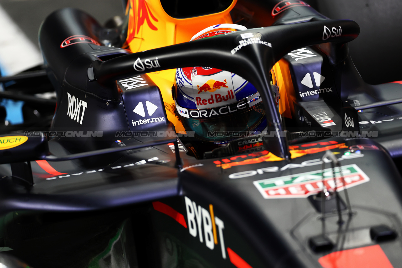 GP ARABIA SAUDITA, Pole sitter Max Verstappen (NLD) Red Bull Racing RB20 in parc ferme.

08.03.2024. Formula 1 World Championship, Rd 2, Saudi Arabian Grand Prix, Jeddah, Saudi Arabia, Qualifiche Day.

 - www.xpbimages.com, EMail: requests@xpbimages.com © Copyright: Coates / XPB Images