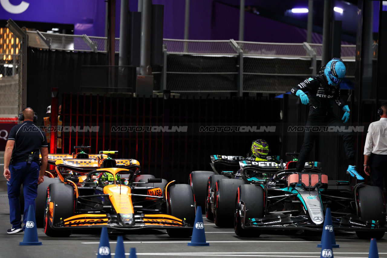 GP ARABIA SAUDITA, (L to R): Lando Norris (GBR) McLaren MCL38 e George Russell (GBR) Mercedes AMG F1 W15 in parc ferme.

08.03.2024. Formula 1 World Championship, Rd 2, Saudi Arabian Grand Prix, Jeddah, Saudi Arabia, Qualifiche Day.

 - www.xpbimages.com, EMail: requests@xpbimages.com © Copyright: Coates / XPB Images