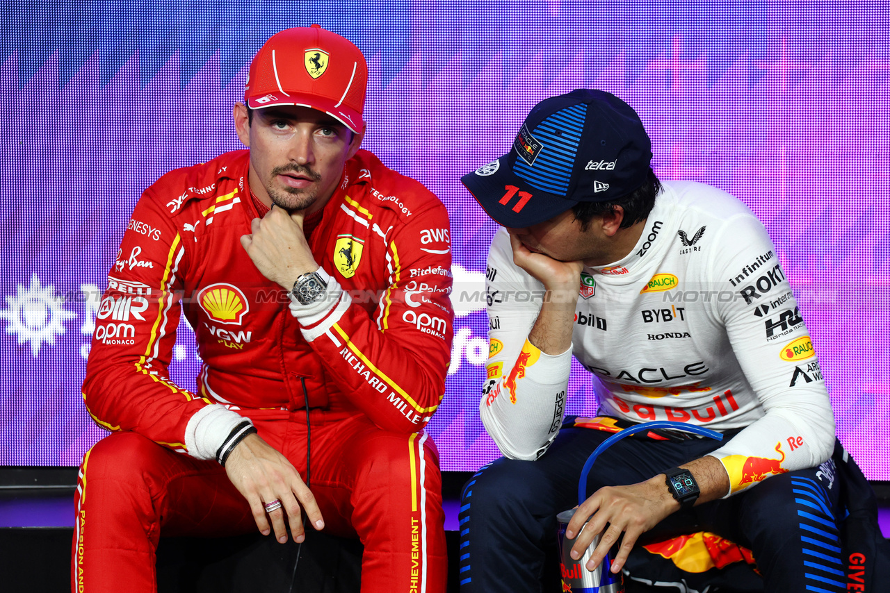 GP ARABIA SAUDITA, (L to R): Charles Leclerc (MON) Ferrari with Sergio Perez (MEX) Red Bull Racing in qualifying parc ferme.

08.03.2024. Formula 1 World Championship, Rd 2, Saudi Arabian Grand Prix, Jeddah, Saudi Arabia, Qualifiche Day.

 - www.xpbimages.com, EMail: requests@xpbimages.com © Copyright: Coates / XPB Images