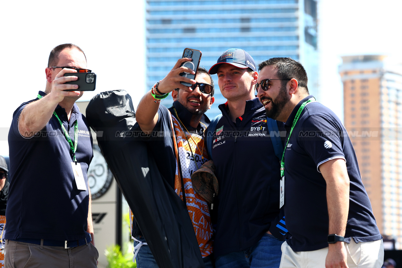 GP ARABIA SAUDITA, Max Verstappen (NLD) Red Bull Racing with fans.

08.03.2024. Formula 1 World Championship, Rd 2, Saudi Arabian Grand Prix, Jeddah, Saudi Arabia, Qualifiche Day.

 - www.xpbimages.com, EMail: requests@xpbimages.com © Copyright: Coates / XPB Images