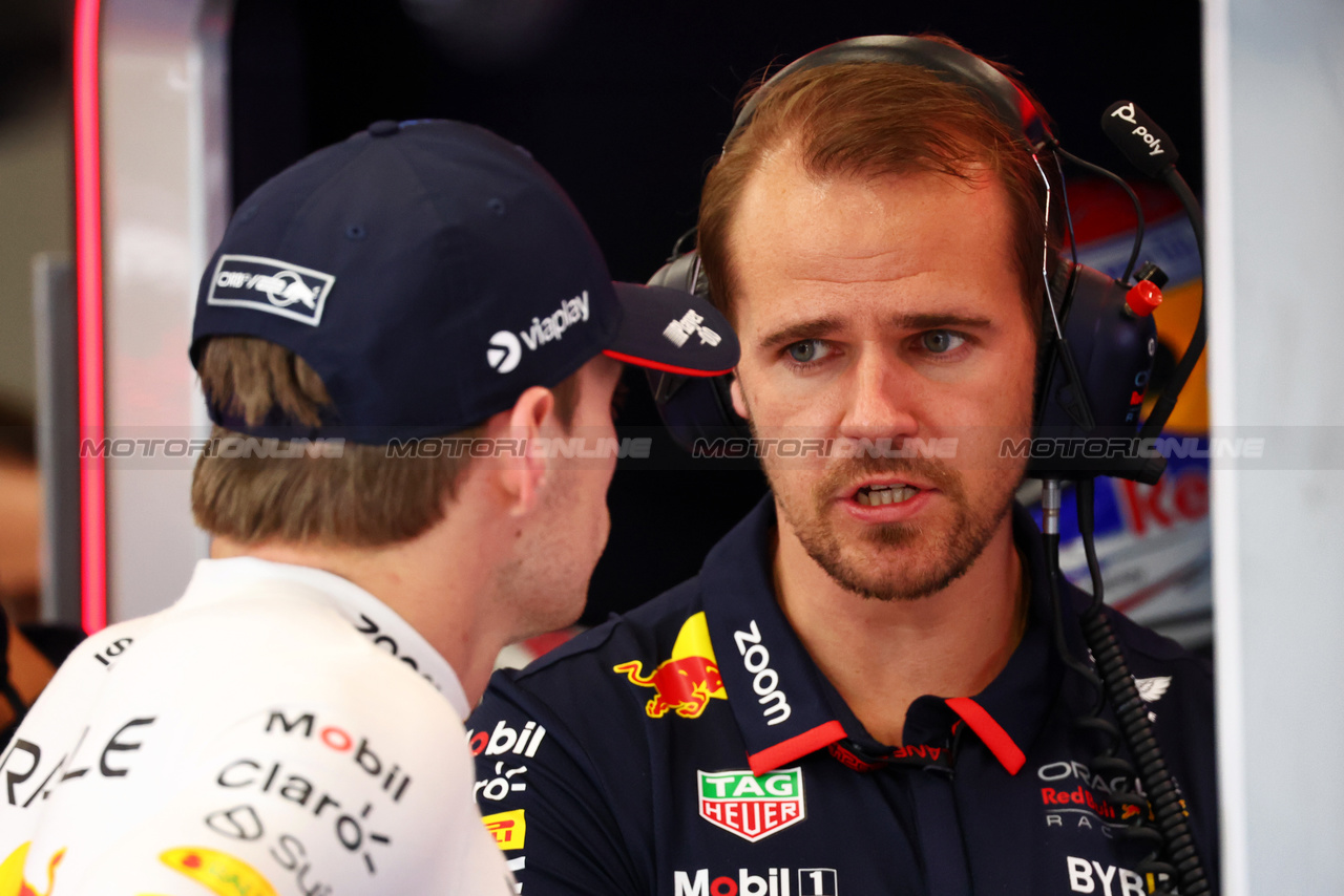 GP ARABIA SAUDITA, Tom Hart (GBR) Red Bull Racing Performance Engineer with Max Verstappen (NLD) Red Bull Racing.

08.03.2024. Formula 1 World Championship, Rd 2, Saudi Arabian Grand Prix, Jeddah, Saudi Arabia, Qualifiche Day.

- www.xpbimages.com, EMail: requests@xpbimages.com © Copyright: Batchelor / XPB Images