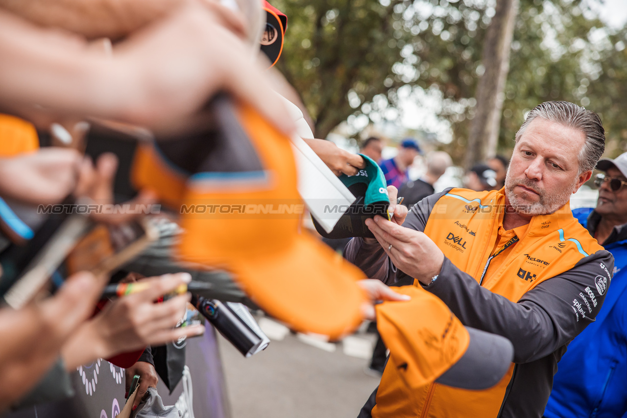 GP AUSTRALIA, Zak Brown (USA) McLaren Executive Director with fans.

24.03.2024. Formula 1 World Championship, Rd 3, Australian Grand Prix, Albert Park, Melbourne, Australia, Gara Day.

- www.xpbimages.com, EMail: requests@xpbimages.com © Copyright: Bearne / XPB Images