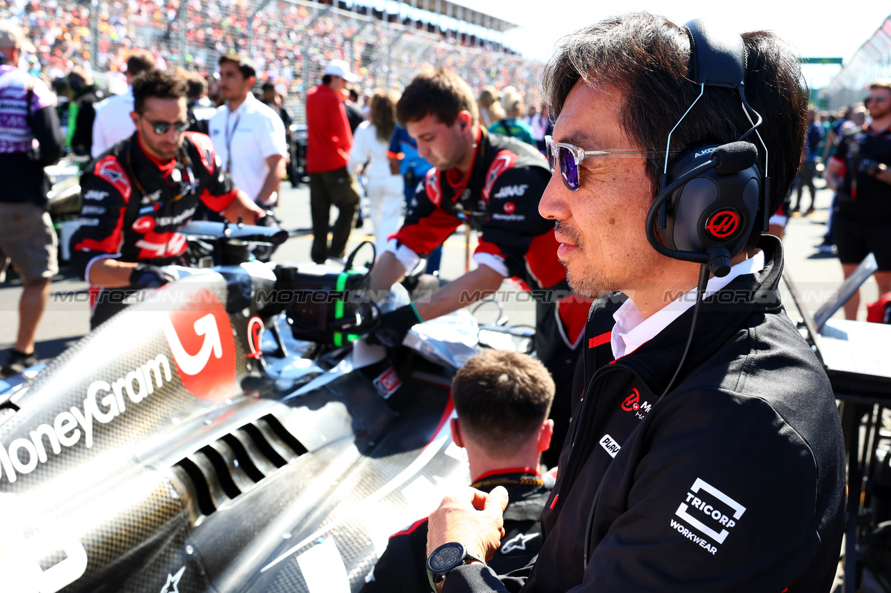 GP AUSTRALIA, Ayao Komatsu (JPN) Haas F1 Team Principal on the grid.

24.03.2024. Formula 1 World Championship, Rd 3, Australian Grand Prix, Albert Park, Melbourne, Australia, Gara Day.

- www.xpbimages.com, EMail: requests@xpbimages.com © Copyright: Batchelor / XPB Images