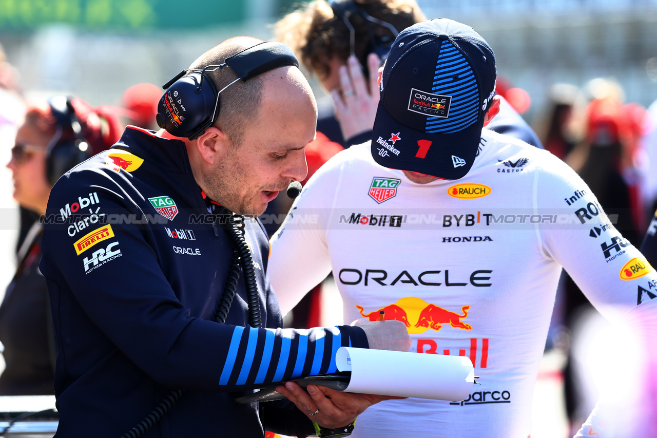GP AUSTRALIA, (L to R): Gianpiero Lambiase (ITA) Red Bull Racing Engineer with Max Verstappen (NLD) Red Bull Racing on the grid.

24.03.2024. Formula 1 World Championship, Rd 3, Australian Grand Prix, Albert Park, Melbourne, Australia, Gara Day.

- www.xpbimages.com, EMail: requests@xpbimages.com © Copyright: Batchelor / XPB Images