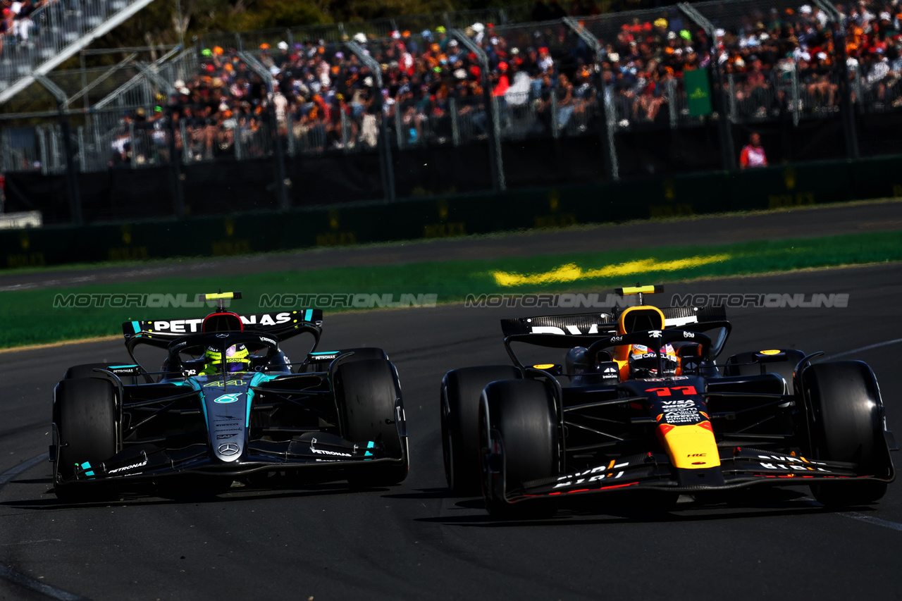 GP AUSTRALIA, Sergio Perez (MEX) Red Bull Racing RB20 e Lewis Hamilton (GBR) Mercedes AMG F1 W15.

24.03.2024. Formula 1 World Championship, Rd 3, Australian Grand Prix, Albert Park, Melbourne, Australia, Gara Day.

- www.xpbimages.com, EMail: requests@xpbimages.com © Copyright: Batchelor / XPB Images