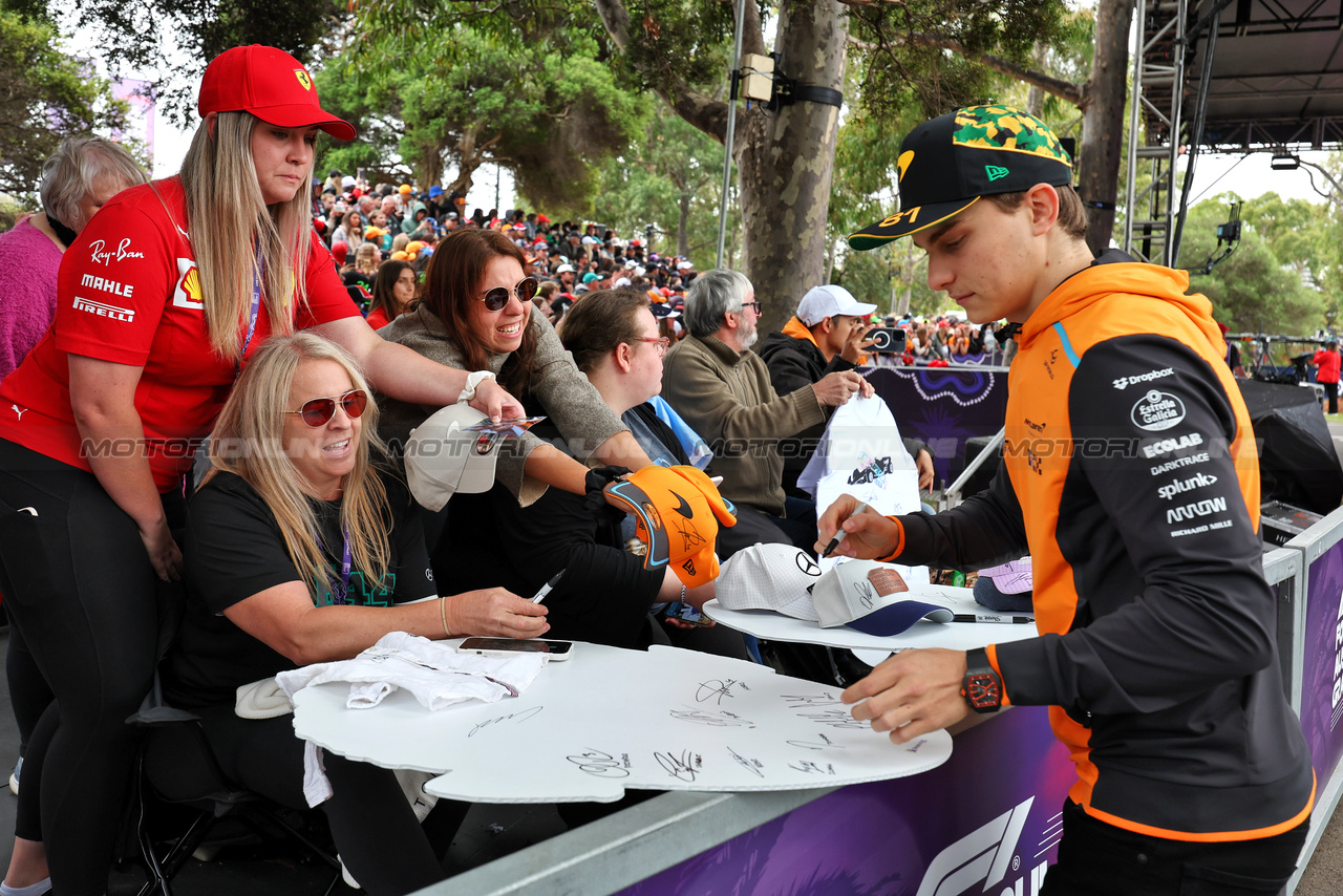 GP AUSTRALIA, Oscar Piastri (AUS) McLaren with fans.

24.03.2024. Formula 1 World Championship, Rd 3, Australian Grand Prix, Albert Park, Melbourne, Australia, Gara Day.

- www.xpbimages.com, EMail: requests@xpbimages.com © Copyright: Moy / XPB Images