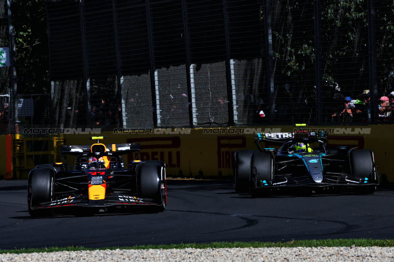 GP AUSTRALIA, Sergio Perez (MEX) Red Bull Racing RB20 e Lewis Hamilton (GBR) Mercedes AMG F1 W15.

24.03.2024. Formula 1 World Championship, Rd 3, Australian Grand Prix, Albert Park, Melbourne, Australia, Gara Day.

- www.xpbimages.com, EMail: requests@xpbimages.com © Copyright: Charniaux / XPB Images