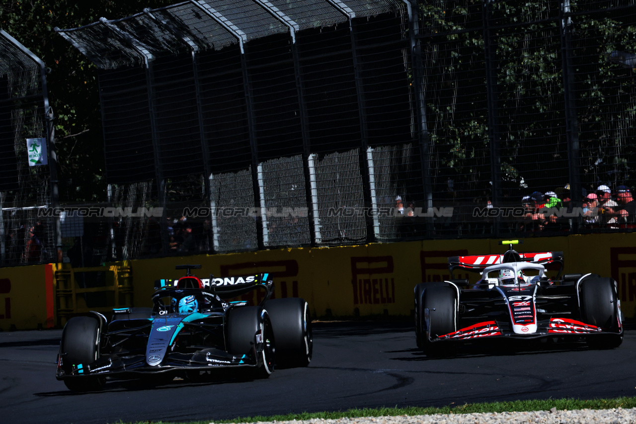 GP AUSTRALIA, George Russell (GBR) Mercedes AMG F1 W15 e Nico Hulkenberg (GER) Haas VF-24.

24.03.2024. Formula 1 World Championship, Rd 3, Australian Grand Prix, Albert Park, Melbourne, Australia, Gara Day.

- www.xpbimages.com, EMail: requests@xpbimages.com © Copyright: Charniaux / XPB Images