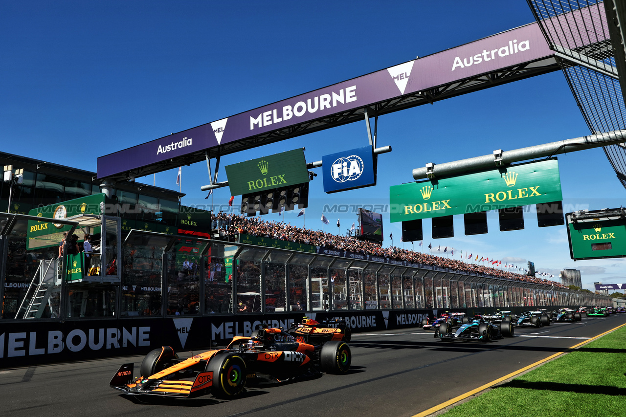 GP AUSTRALIA, Oscar Piastri (AUS) McLaren MCL38 at the partenza of the race.

24.03.2024. Formula 1 World Championship, Rd 3, Australian Grand Prix, Albert Park, Melbourne, Australia, Gara Day.

- www.xpbimages.com, EMail: requests@xpbimages.com © Copyright: Moy / XPB Images