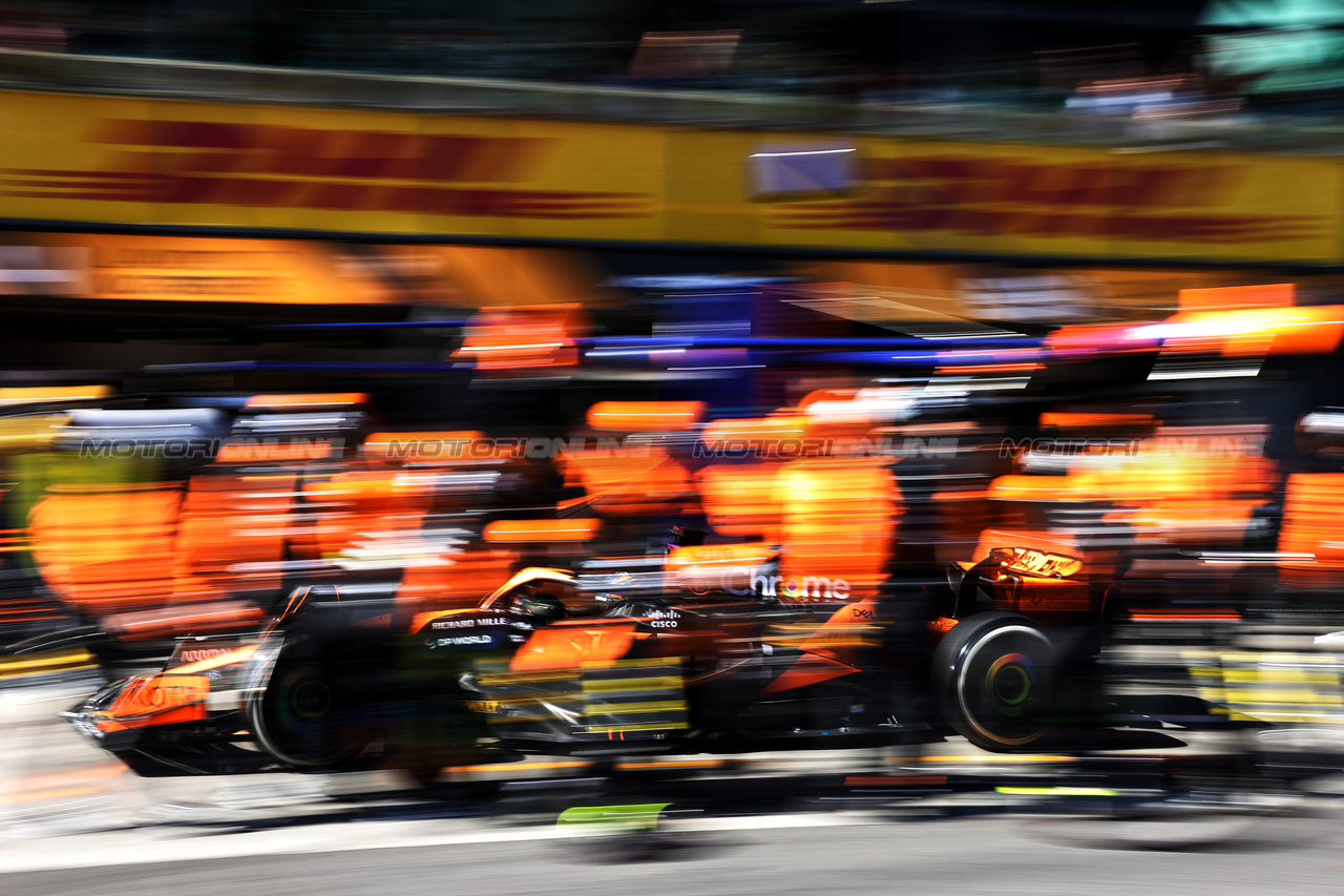 GP AUSTRALIA, Oscar Piastri (AUS) McLaren MCL38 makes a pit stop.

24.03.2024. Formula 1 World Championship, Rd 3, Australian Grand Prix, Albert Park, Melbourne, Australia, Gara Day.

- www.xpbimages.com, EMail: requests@xpbimages.com © Copyright: Batchelor / XPB Images