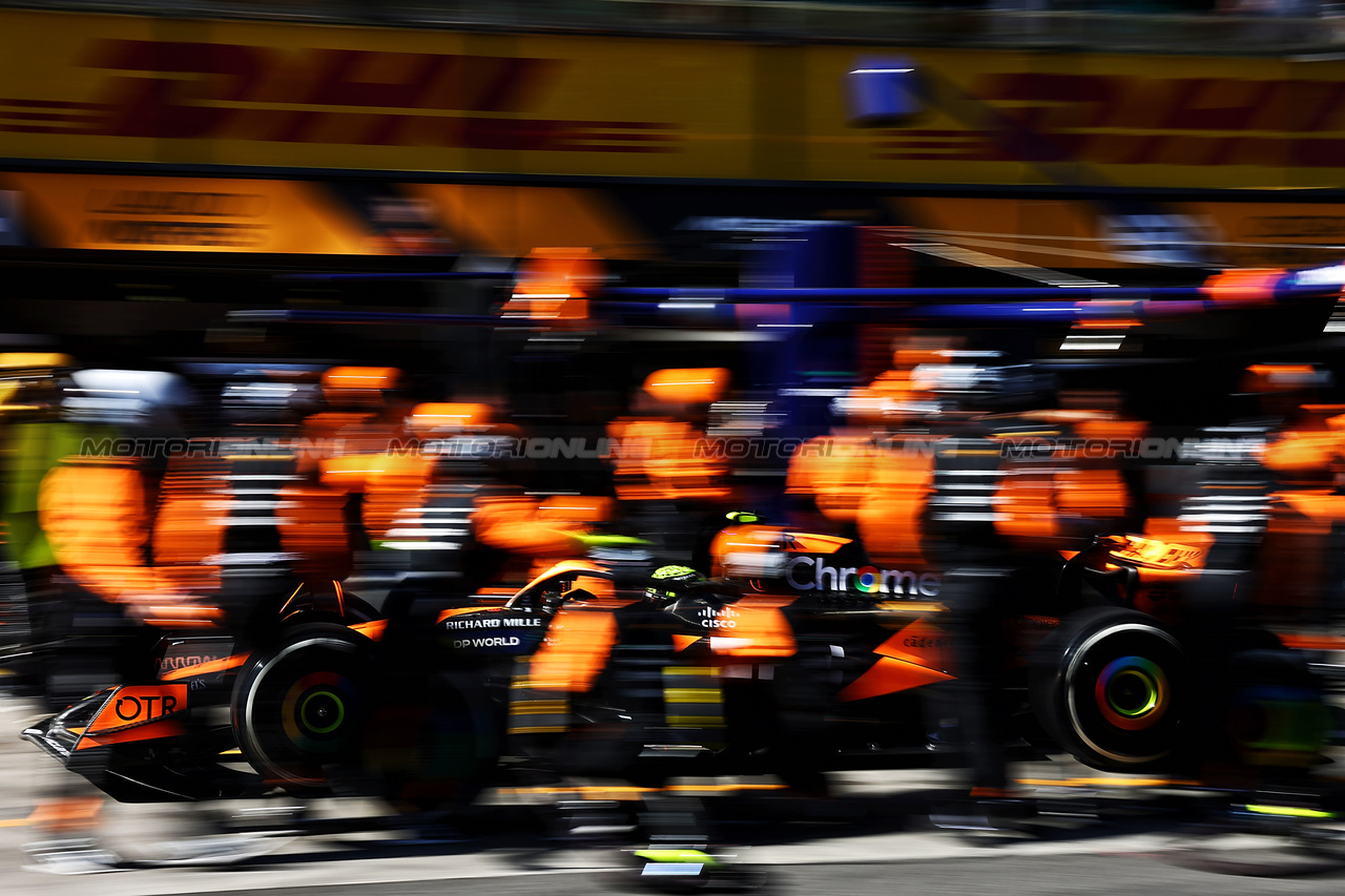 GP AUSTRALIA, Lando Norris (GBR) McLaren MCL38 makes a pit stop.

24.03.2024. Formula 1 World Championship, Rd 3, Australian Grand Prix, Albert Park, Melbourne, Australia, Gara Day.

- www.xpbimages.com, EMail: requests@xpbimages.com © Copyright: Batchelor / XPB Images