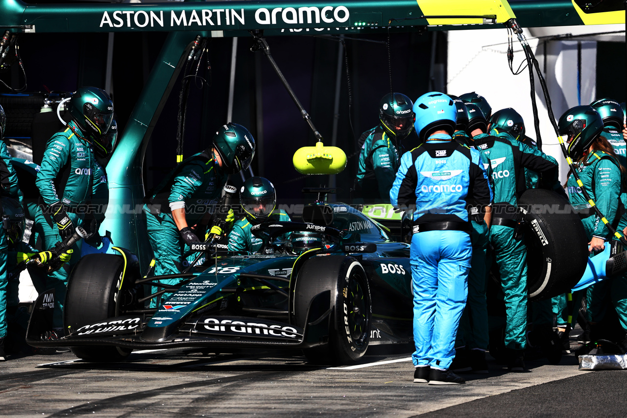 GP AUSTRALIA, Lance Stroll (CDN) Aston Martin F1 Team AMR24 makes a pit stop.

24.03.2024. Formula 1 World Championship, Rd 3, Australian Grand Prix, Albert Park, Melbourne, Australia, Gara Day.

- www.xpbimages.com, EMail: requests@xpbimages.com © Copyright: Batchelor / XPB Images