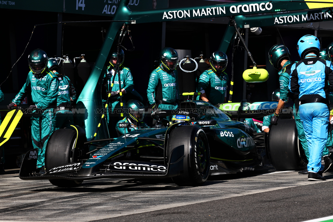 GP AUSTRALIA, Fernando Alonso (ESP) Aston Martin F1 Team AMR24 makes a pit stop.

24.03.2024. Formula 1 World Championship, Rd 3, Australian Grand Prix, Albert Park, Melbourne, Australia, Gara Day.

- www.xpbimages.com, EMail: requests@xpbimages.com © Copyright: Batchelor / XPB Images