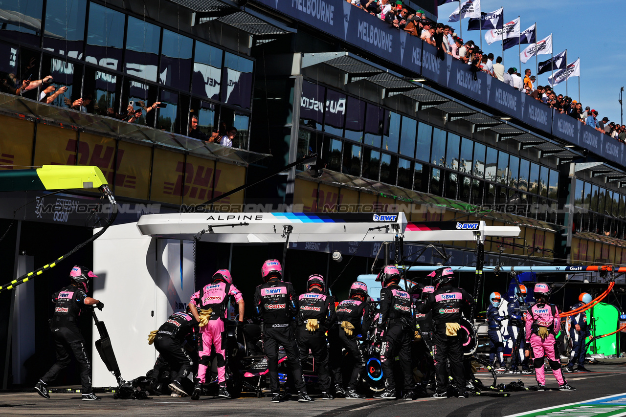 GP AUSTRALIA, Esteban Ocon (FRA) Alpine F1 Team A524 makes a pit stop.

24.03.2024. Formula 1 World Championship, Rd 3, Australian Grand Prix, Albert Park, Melbourne, Australia, Gara Day.

- www.xpbimages.com, EMail: requests@xpbimages.com © Copyright: Batchelor / XPB Images