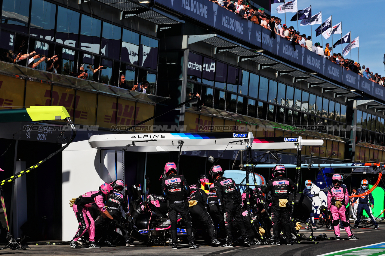 GP AUSTRALIA, Pierre Gasly (FRA) Alpine F1 Team A524 makes a pit stop.

24.03.2024. Formula 1 World Championship, Rd 3, Australian Grand Prix, Albert Park, Melbourne, Australia, Gara Day.

- www.xpbimages.com, EMail: requests@xpbimages.com © Copyright: Batchelor / XPB Images