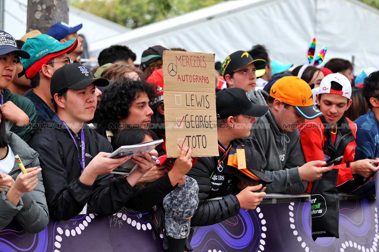 GP AUSTRALIA, Circuit Atmosfera - fans.

24.03.2024. Formula 1 World Championship, Rd 3, Australian Grand Prix, Albert Park, Melbourne, Australia, Gara Day.

- www.xpbimages.com, EMail: requests@xpbimages.com © Copyright: Moy / XPB Images