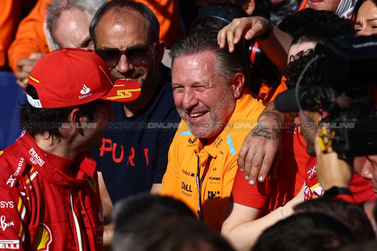 GP AUSTRALIA, 1st place Carlos Sainz Jr (ESP) Ferrari wit Zak Brown (USA) McLaren Executive Director.
24.03.2024. Formula 1 World Championship, Rd 3, Australian Grand Prix, Albert Park, Melbourne, Australia, Gara Day.
- www.xpbimages.com, EMail: requests@xpbimages.com © Copyright: Batchelor / XPB Images