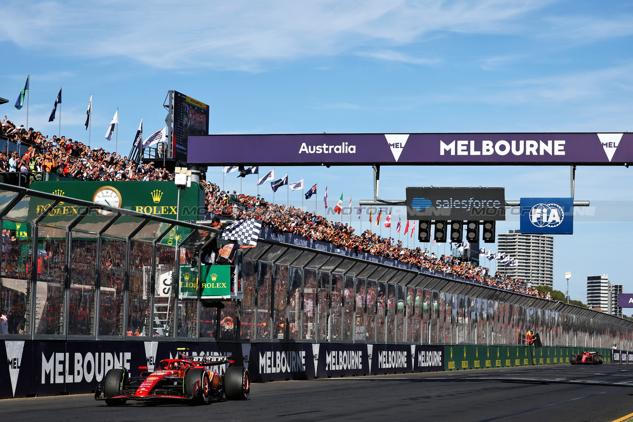 GP AUSTRALIA, Gara winner Carlos Sainz Jr (ESP) Ferrari SF-24 takes the chequered flag at the end of the race.

24.03.2024. Formula 1 World Championship, Rd 3, Australian Grand Prix, Albert Park, Melbourne, Australia, Gara Day.

- www.xpbimages.com, EMail: requests@xpbimages.com © Copyright: Moy / XPB Images