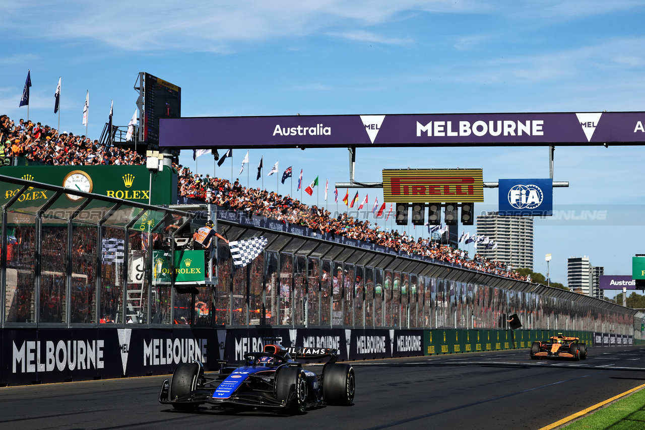GP AUSTRALIA, Alexander Albon (THA) Williams Racing FW46 takes the chequered flag at the end of the race.

24.03.2024. Formula 1 World Championship, Rd 3, Australian Grand Prix, Albert Park, Melbourne, Australia, Gara Day.

- www.xpbimages.com, EMail: requests@xpbimages.com © Copyright: Moy / XPB Images