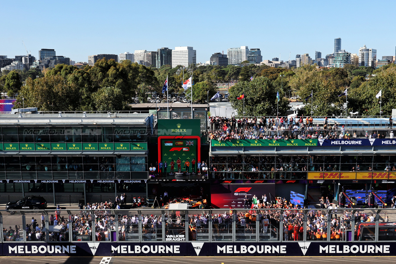 GP AUSTRALIA, The podium (L to R): Charles Leclerc (MON) Ferrari, second; Carlos Sainz Jr (ESP) Ferrari, vincitore; Lando Norris (GBR) McLaren, third.

24.03.2024. Formula 1 World Championship, Rd 3, Australian Grand Prix, Albert Park, Melbourne, Australia, Gara Day.

- www.xpbimages.com, EMail: requests@xpbimages.com © Copyright: Moy / XPB Images