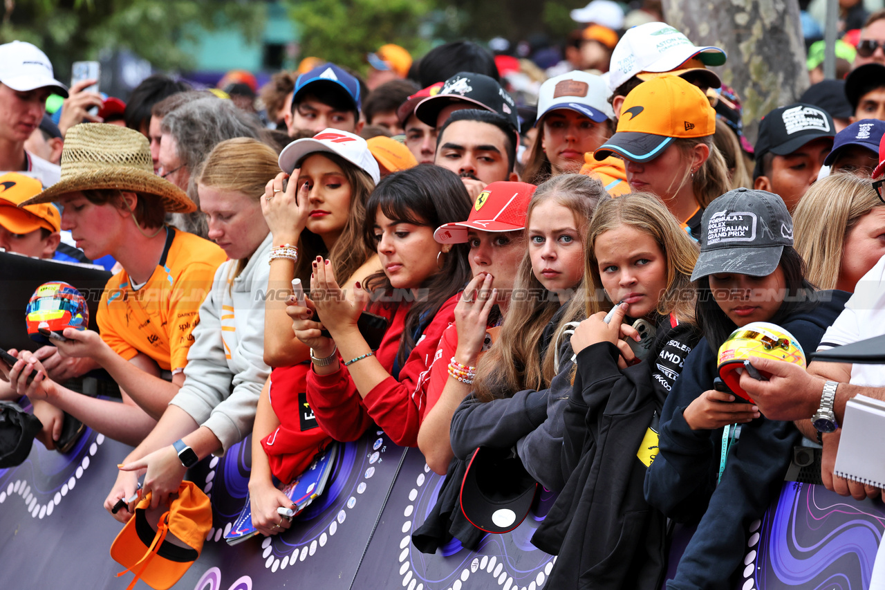 GP AUSTRALIA, Circuit Atmosfera - fans.

24.03.2024. Formula 1 World Championship, Rd 3, Australian Grand Prix, Albert Park, Melbourne, Australia, Gara Day.

- www.xpbimages.com, EMail: requests@xpbimages.com © Copyright: Moy / XPB Images