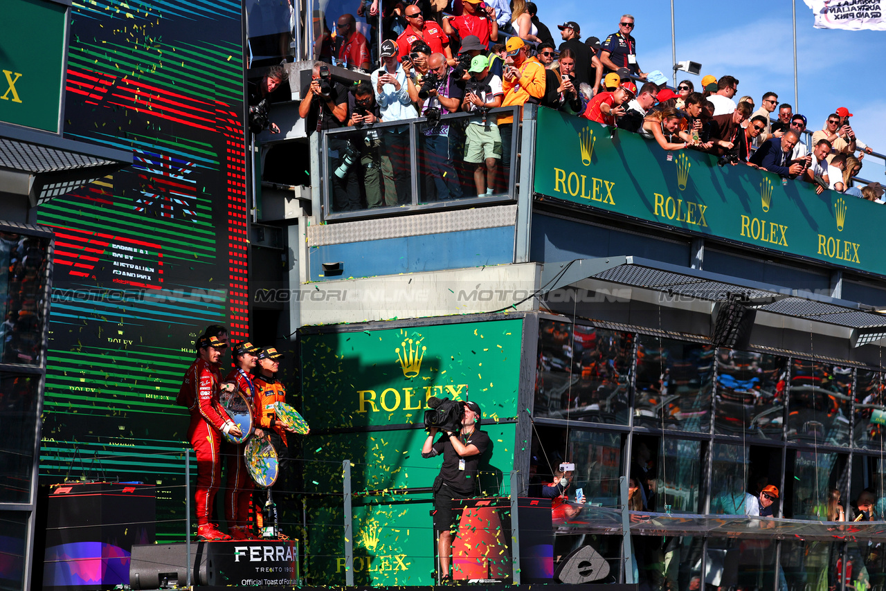 GP AUSTRALIA, The podium (L to R): Charles Leclerc (MON) Ferrari, second; Carlos Sainz Jr (ESP) Ferrari, vincitore; Lando Norris (GBR) McLaren, third.

24.03.2024. Formula 1 World Championship, Rd 3, Australian Grand Prix, Albert Park, Melbourne, Australia, Gara Day.

 - www.xpbimages.com, EMail: requests@xpbimages.com © Copyright: Coates / XPB Images