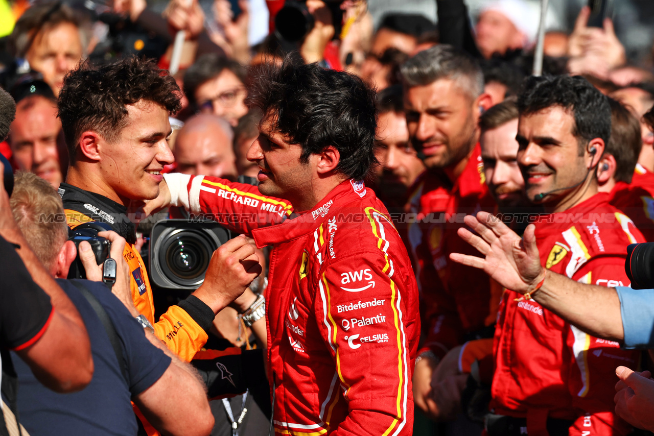 GP AUSTRALIA, Gara winner Carlos Sainz Jr (ESP) Ferrari (Right) celebrates in parc ferme with third placed Lando Norris (GBR) McLaren.

24.03.2024. Formula 1 World Championship, Rd 3, Australian Grand Prix, Albert Park, Melbourne, Australia, Gara Day.

 - www.xpbimages.com, EMail: requests@xpbimages.com © Copyright: Coates / XPB Images