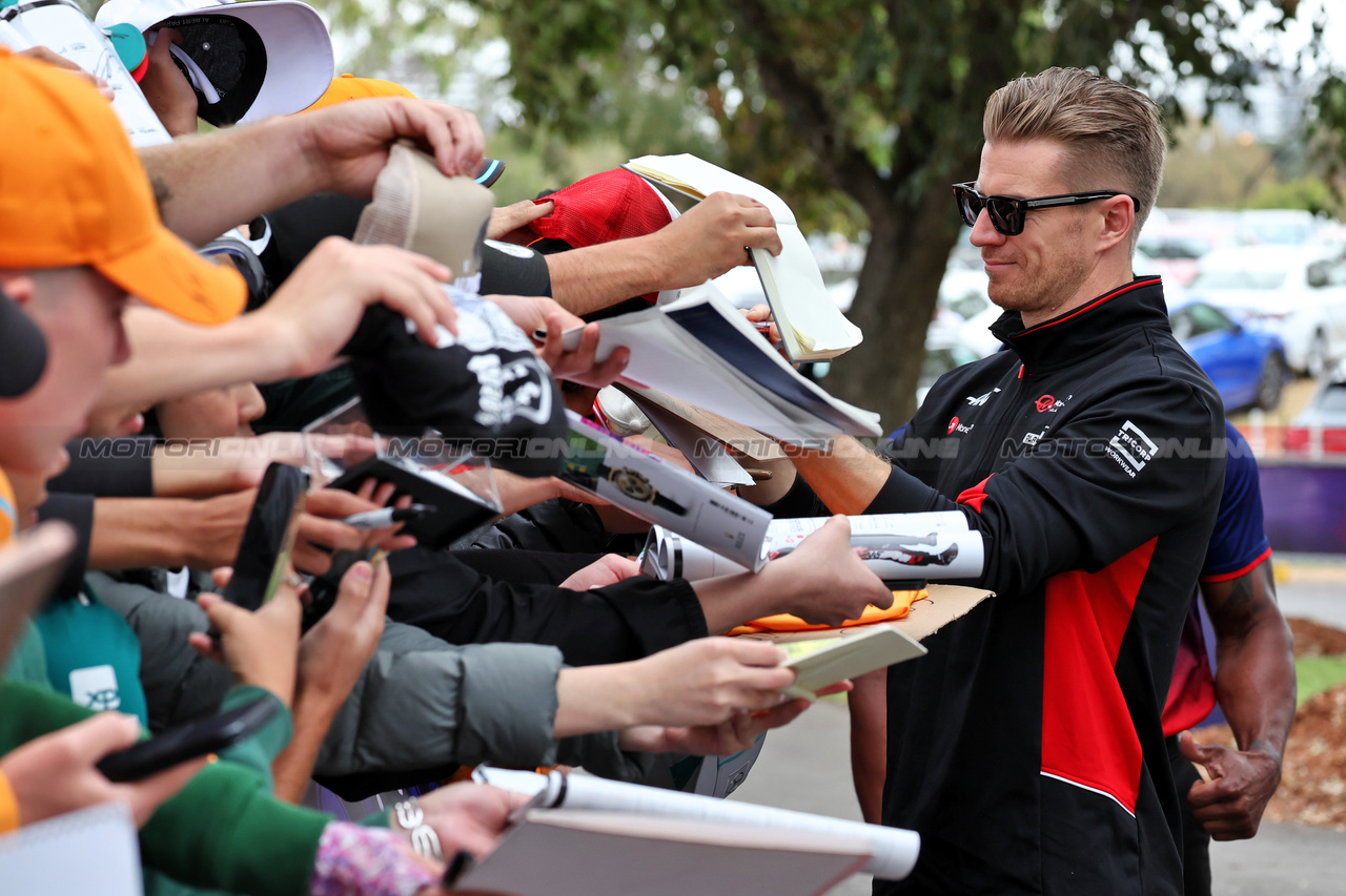 GP AUSTRALIA, Nico Hulkenberg (GER) Haas F1 Team with fans.

24.03.2024. Formula 1 World Championship, Rd 3, Australian Grand Prix, Albert Park, Melbourne, Australia, Gara Day.

- www.xpbimages.com, EMail: requests@xpbimages.com © Copyright: Moy / XPB Images