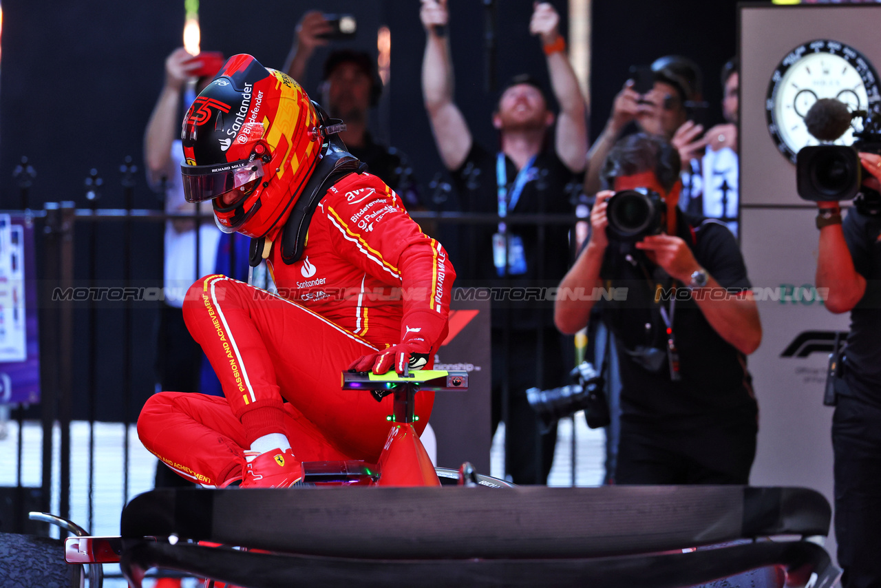 GP AUSTRALIA, Gara winner Carlos Sainz Jr (ESP) Ferrari SF-24 in parc ferme.

24.03.2024. Formula 1 World Championship, Rd 3, Australian Grand Prix, Albert Park, Melbourne, Australia, Gara Day.

 - www.xpbimages.com, EMail: requests@xpbimages.com © Copyright: Coates / XPB Images