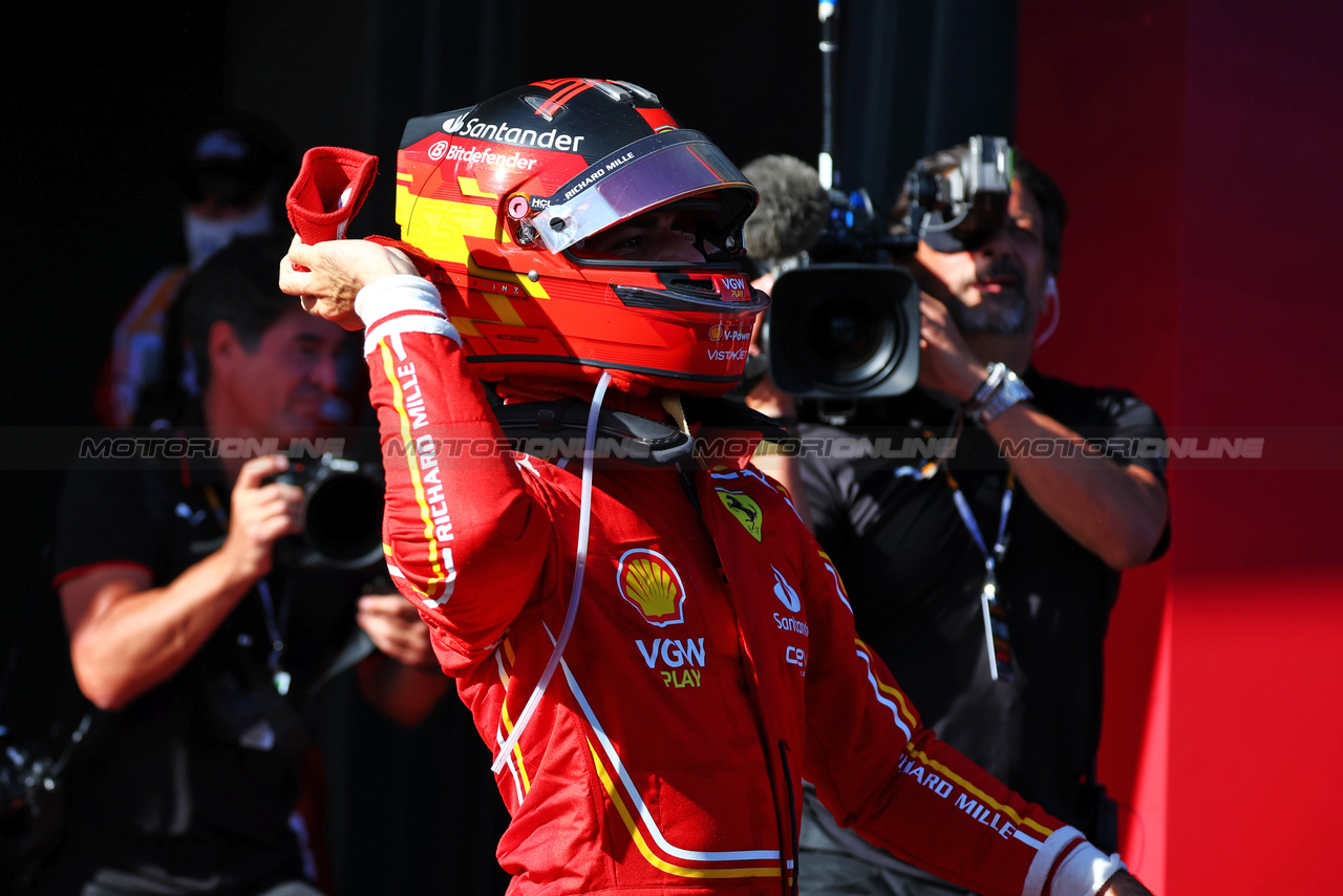 GP AUSTRALIA, Gara winner Carlos Sainz Jr (ESP) Ferrari celebrates in parc ferme.

24.03.2024. Formula 1 World Championship, Rd 3, Australian Grand Prix, Albert Park, Melbourne, Australia, Gara Day.

 - www.xpbimages.com, EMail: requests@xpbimages.com © Copyright: Coates / XPB Images