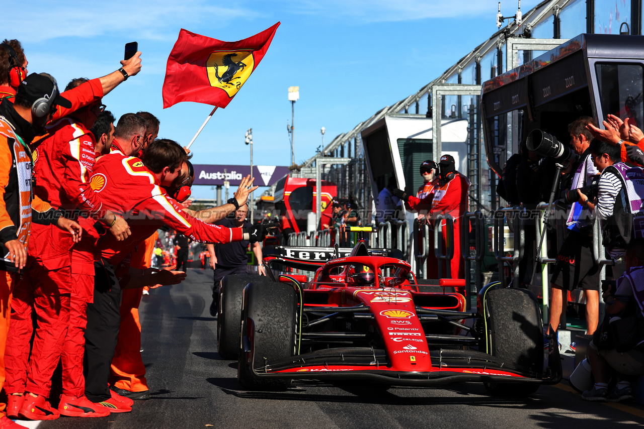 GP AUSTRALIA, Gara winner Carlos Sainz Jr (ESP) Ferrari SF-24 passes his team as he enters parc ferme.

24.03.2024. Formula 1 World Championship, Rd 3, Australian Grand Prix, Albert Park, Melbourne, Australia, Gara Day.

 - www.xpbimages.com, EMail: requests@xpbimages.com © Copyright: Coates / XPB Images