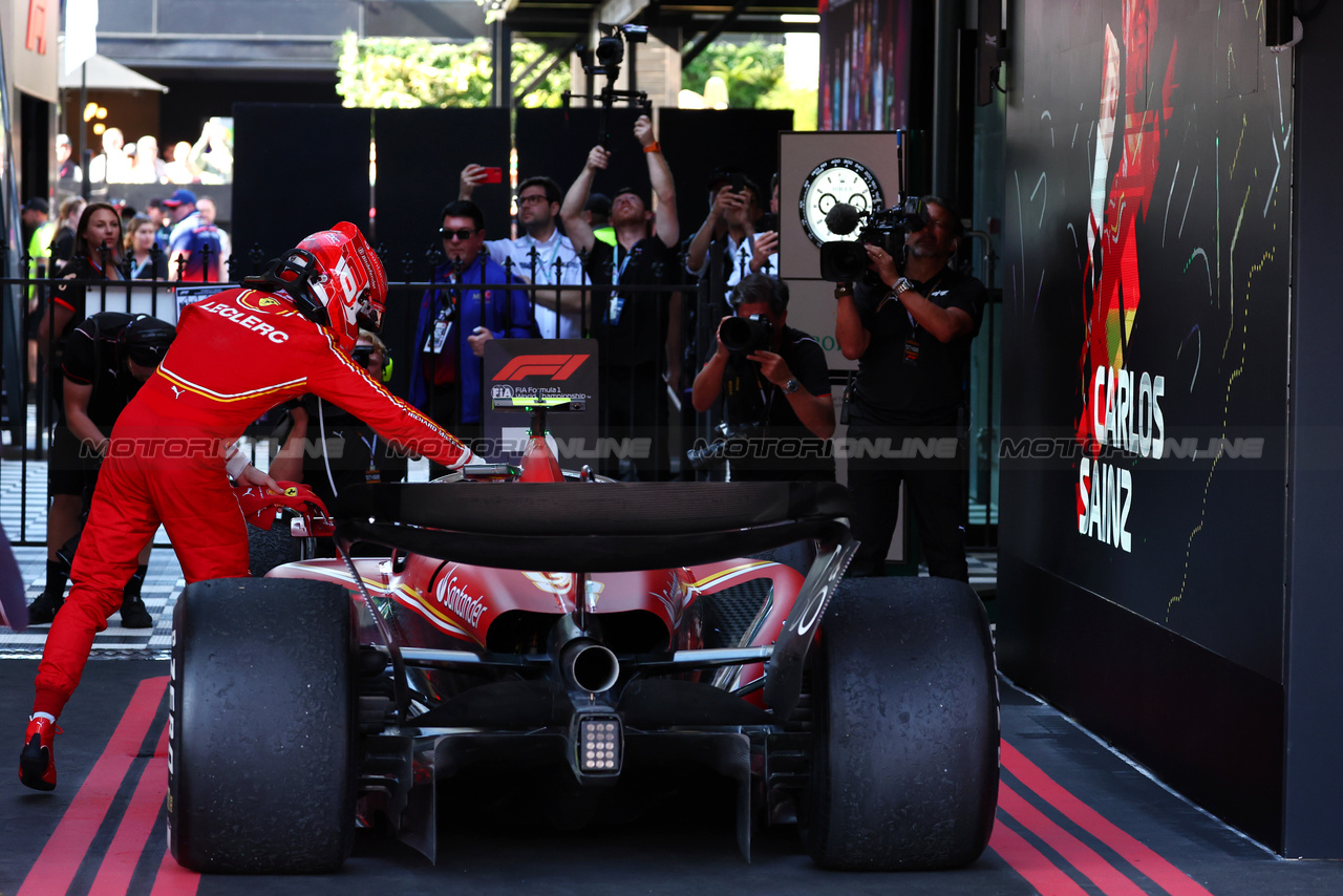 GP AUSTRALIA, Second placed Charles Leclerc (MON) Ferrari celebrates with vincitore Carlos Sainz Jr (ESP) Ferrari SF-24 in parc ferme.

24.03.2024. Formula 1 World Championship, Rd 3, Australian Grand Prix, Albert Park, Melbourne, Australia, Gara Day.

 - www.xpbimages.com, EMail: requests@xpbimages.com © Copyright: Coates / XPB Images