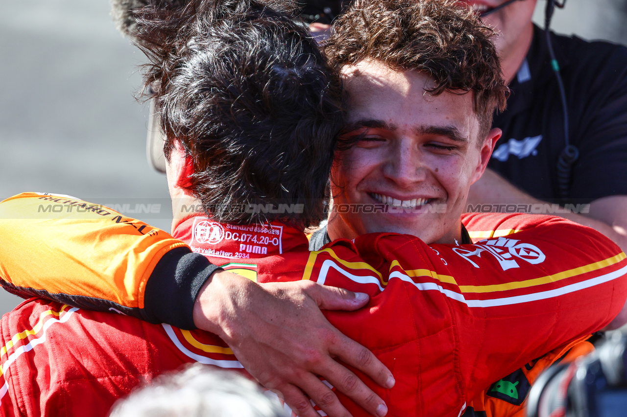 GP AUSTRALIA, Carlos Sainz Jr (ESP), Ferrari Lando Norris (GBR), McLaren F1 Team 
24.03.2024. Formula 1 World Championship, Rd 3, Australian Grand Prix, Albert Park, Melbourne, Australia, Gara Day.
- www.xpbimages.com, EMail: requests@xpbimages.com © Copyright: Charniaux / XPB Images