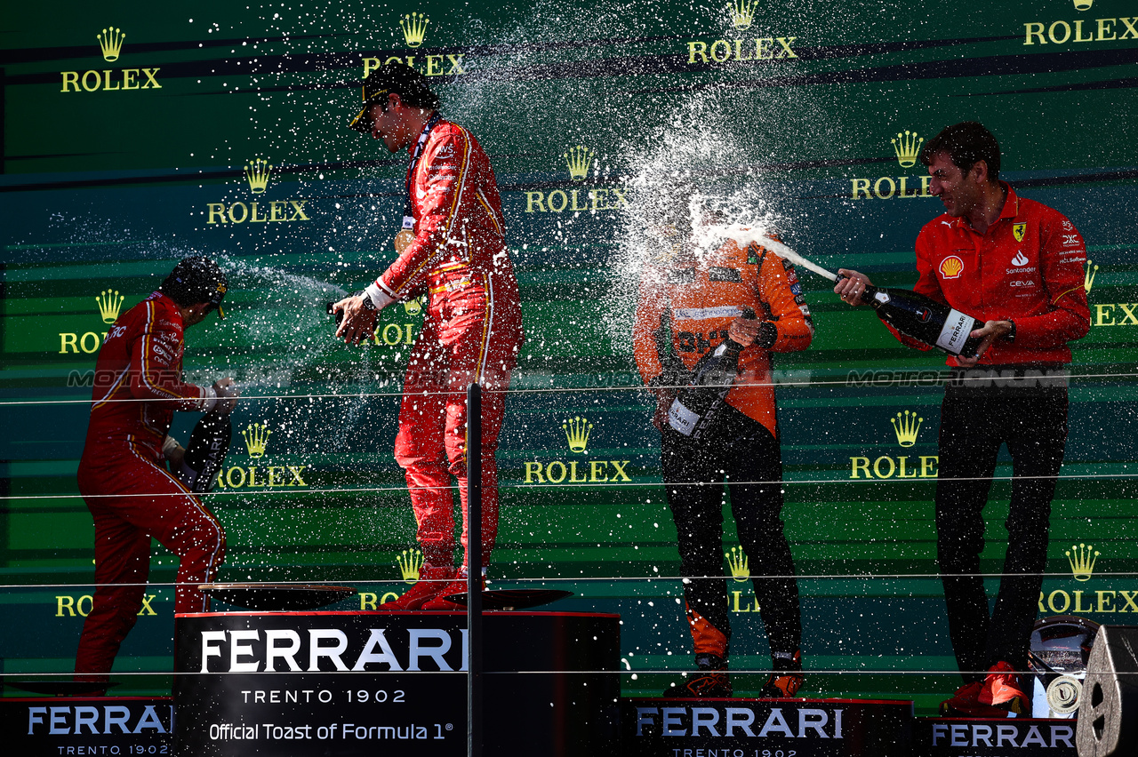 GP AUSTRALIA, Carlos Sainz Jr (ESP), Ferrari Charles Leclerc (FRA), Ferrari Lando Norris (GBR), McLaren F1 Team 
24.03.2024. Formula 1 World Championship, Rd 3, Australian Grand Prix, Albert Park, Melbourne, Australia, Gara Day.
- www.xpbimages.com, EMail: requests@xpbimages.com © Copyright: Charniaux / XPB Images