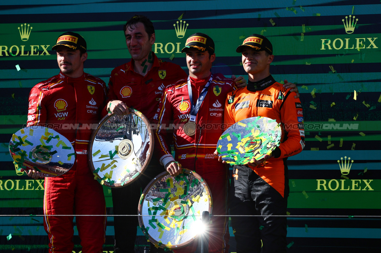 GP AUSTRALIA, Carlos Sainz Jr (ESP), Ferrari Lando Norris (GBR), McLaren F1 Team Charles Leclerc (FRA), Ferrari 
24.03.2024. Formula 1 World Championship, Rd 3, Australian Grand Prix, Albert Park, Melbourne, Australia, Gara Day.
- www.xpbimages.com, EMail: requests@xpbimages.com © Copyright: Charniaux / XPB Images