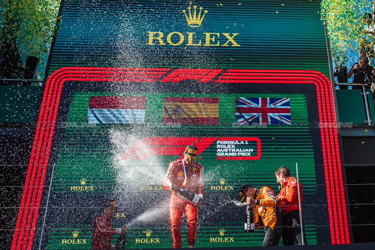 GP AUSTRALIA, The podium (L to R): Charles Leclerc (MON) Ferrari, second; Carlos Sainz Jr (ESP) Ferrari, vincitore; Lando Norris (GBR) McLaren, third.

24.03.2024. Formula 1 World Championship, Rd 3, Australian Grand Prix, Albert Park, Melbourne, Australia, Gara Day.

- www.xpbimages.com, EMail: requests@xpbimages.com © Copyright: Bearne / XPB Images