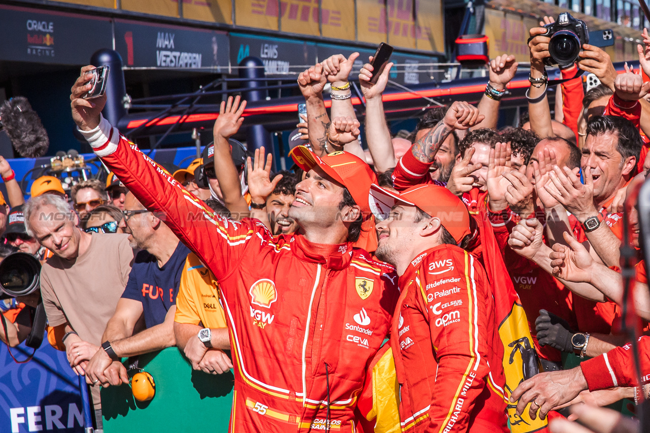 GP AUSTRALIA, Gara winner Carlos Sainz Jr (ESP) Ferrari celebrates with second placed team mate Charles Leclerc (MON) Ferrari in parc ferme.

24.03.2024. Formula 1 World Championship, Rd 3, Australian Grand Prix, Albert Park, Melbourne, Australia, Gara Day.

- www.xpbimages.com, EMail: requests@xpbimages.com © Copyright: Bearne / XPB Images