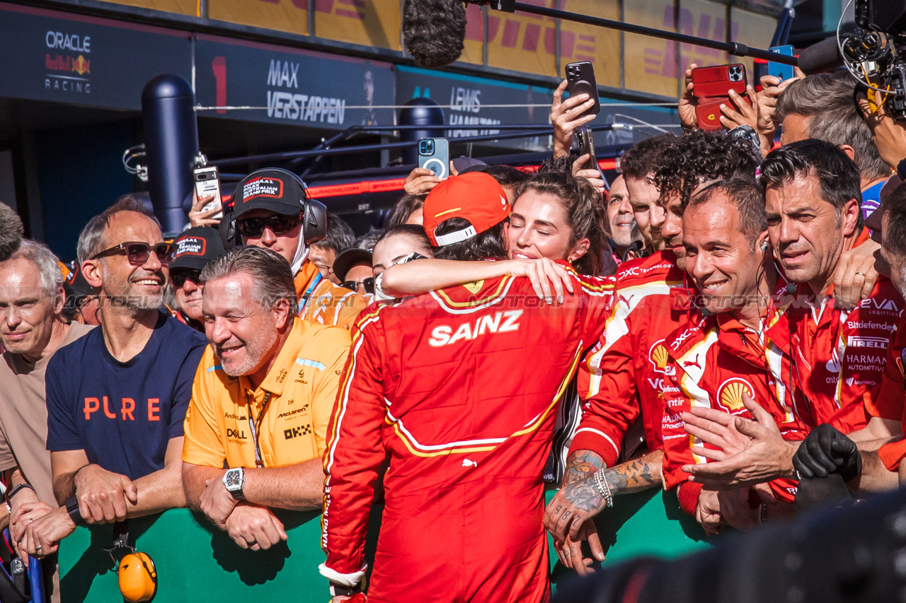 GP AUSTRALIA, Gara winner Carlos Sainz Jr (ESP) Ferrari celebrates with Domenica Rebecca Donaldson (GBR) in parc ferme.

24.03.2024. Formula 1 World Championship, Rd 3, Australian Grand Prix, Albert Park, Melbourne, Australia, Gara Day.

- www.xpbimages.com, EMail: requests@xpbimages.com © Copyright: Bearne / XPB Images