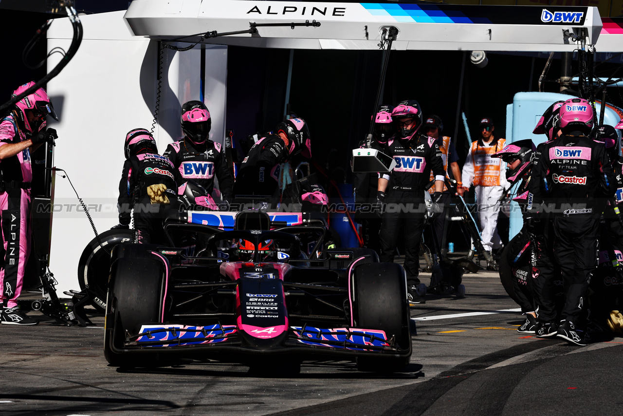 GP AUSTRALIA, Esteban Ocon (FRA) Alpine F1 Team A524 makes a pit stop.

24.03.2024. Formula 1 World Championship, Rd 3, Australian Grand Prix, Albert Park, Melbourne, Australia, Gara Day.

- www.xpbimages.com, EMail: requests@xpbimages.com © Copyright: Batchelor / XPB Images