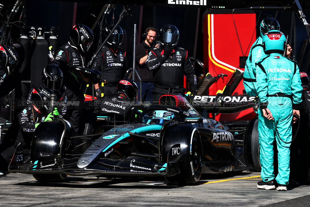 GP AUSTRALIA, George Russell (GBR) Mercedes AMG F1 W15 makes a pit stop.

24.03.2024. Formula 1 World Championship, Rd 3, Australian Grand Prix, Albert Park, Melbourne, Australia, Gara Day.

- www.xpbimages.com, EMail: requests@xpbimages.com © Copyright: Batchelor / XPB Images