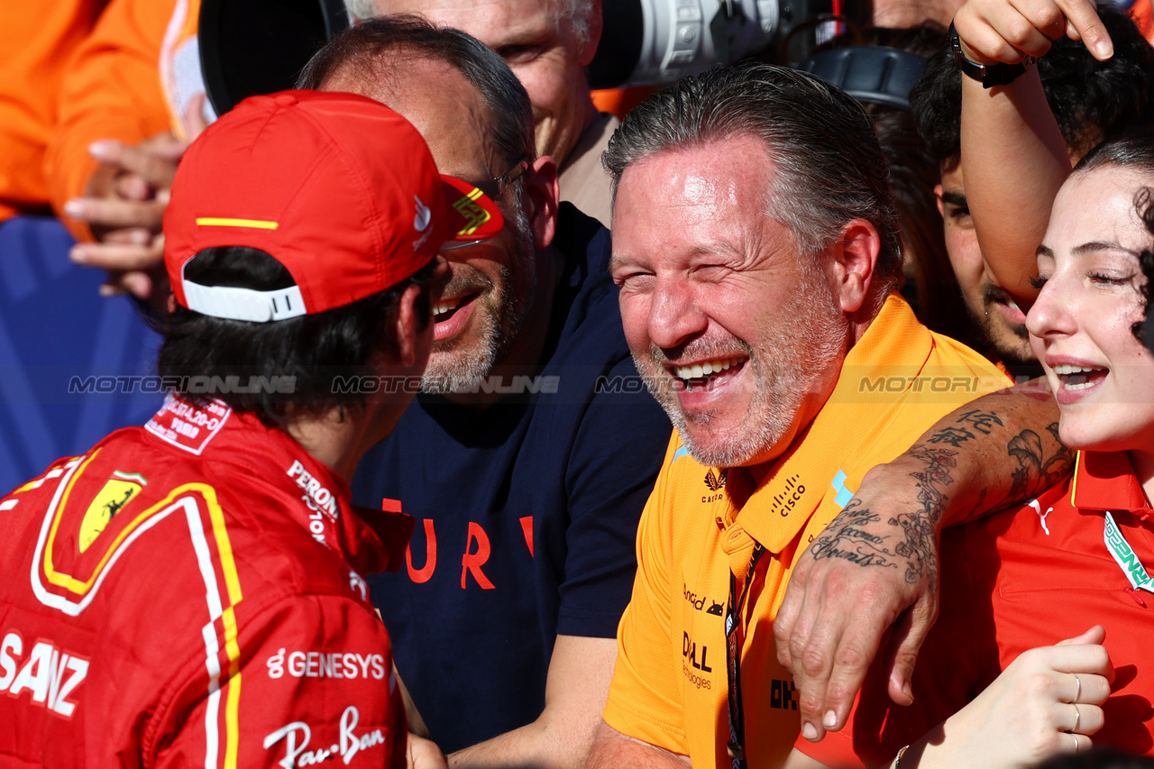 GP AUSTRALIA, Gara winner Carlos Sainz Jr (ESP) Ferrari with Zak Brown (USA) McLaren Executive Director in parc ferme.

24.03.2024. Formula 1 World Championship, Rd 3, Australian Grand Prix, Albert Park, Melbourne, Australia, Gara Day.

- www.xpbimages.com, EMail: requests@xpbimages.com © Copyright: Batchelor / XPB Images