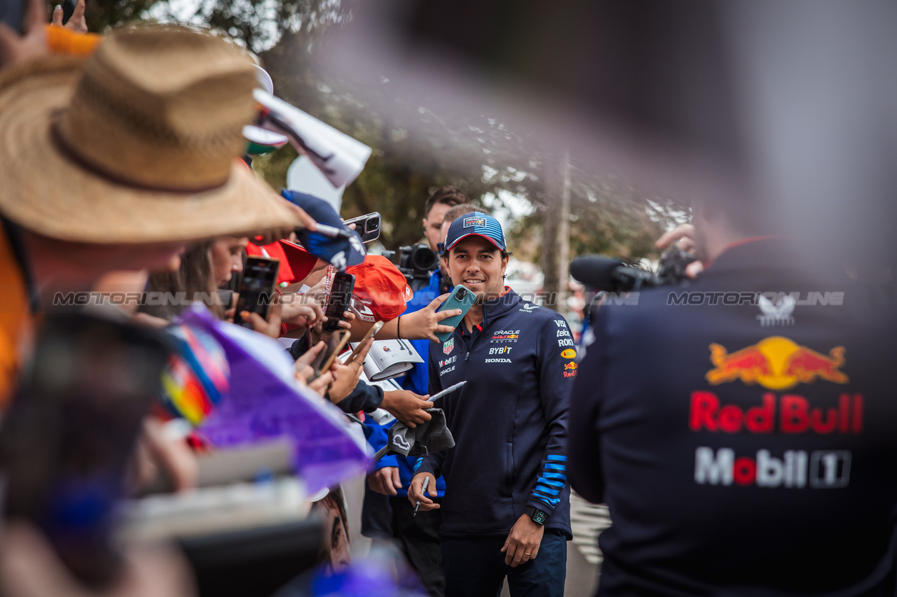 GP AUSTRALIA, Sergio Perez (MEX) Red Bull Racing with fans.

24.03.2024. Formula 1 World Championship, Rd 3, Australian Grand Prix, Albert Park, Melbourne, Australia, Gara Day.

- www.xpbimages.com, EMail: requests@xpbimages.com © Copyright: Bearne / XPB Images